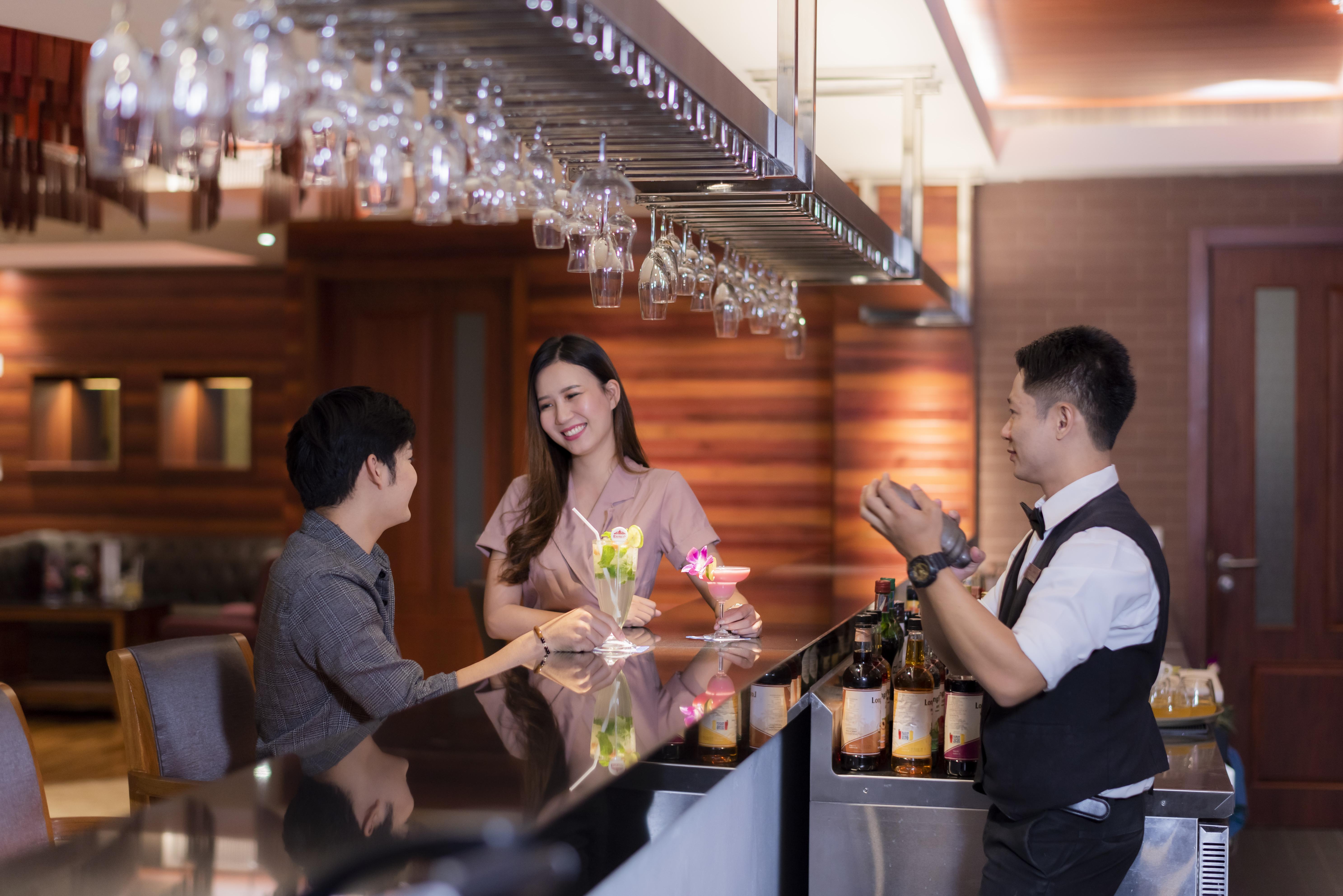 The Empress Premier Chiang Mai - Sha Extra Plus Exterior foto A bartender at work