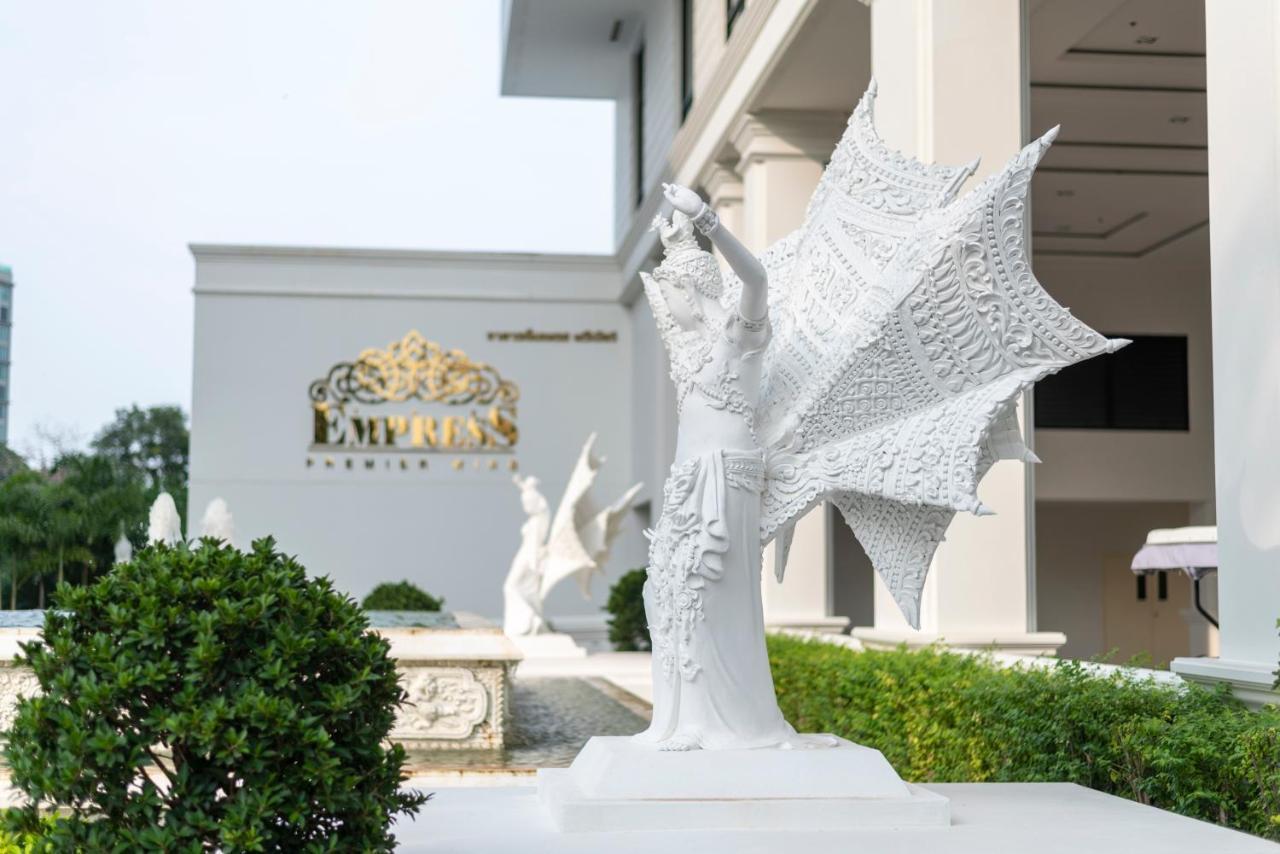 The Empress Premier Chiang Mai - Sha Extra Plus Exterior foto The statue of King Narai the Great at the Narai Hotel