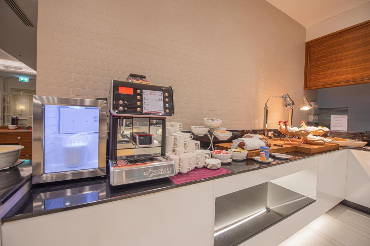 The Empress Premier Chiang Mai - Sha Extra Plus Exterior foto A coffee machine in a hotel