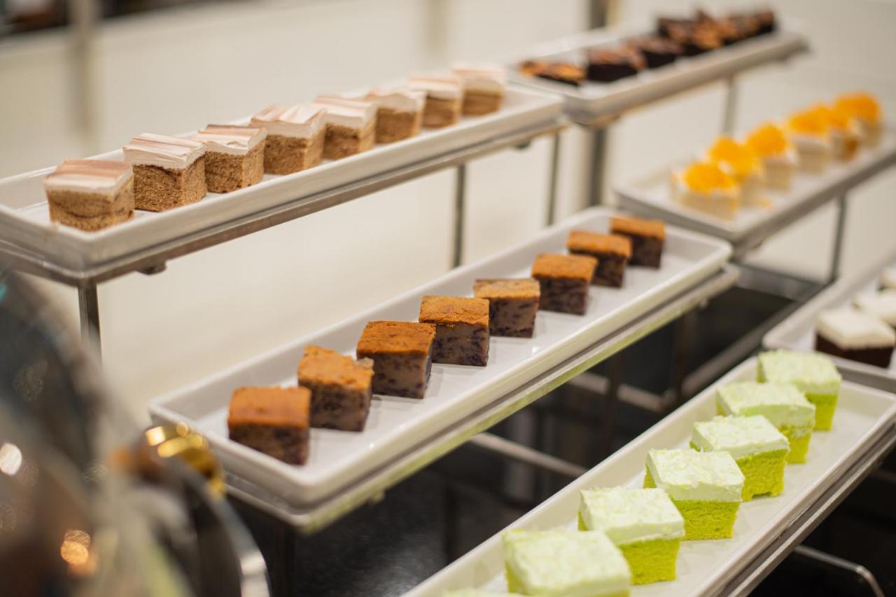 The Empress Premier Chiang Mai - Sha Extra Plus Exterior foto A selection of petit fours