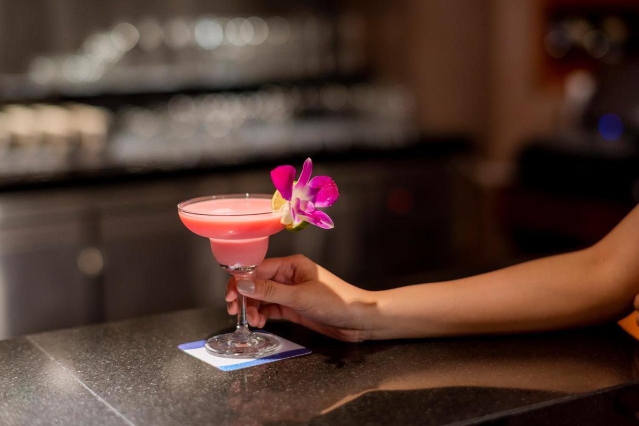 The Empress Premier Chiang Mai - Sha Extra Plus Exterior foto A cosmopolitan garnished with a lime and an orchid