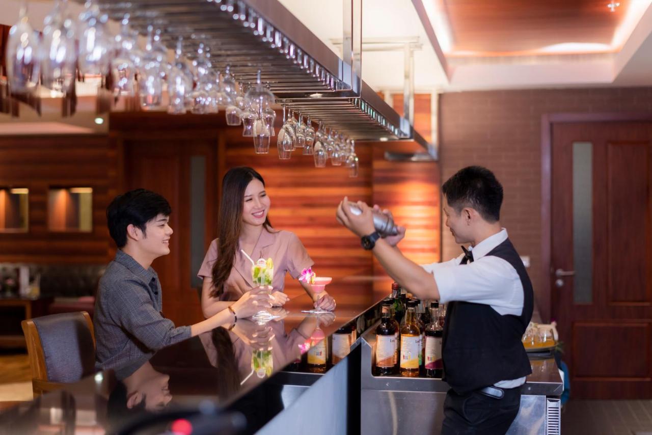 The Empress Premier Chiang Mai - Sha Extra Plus Exterior foto A bartender at work