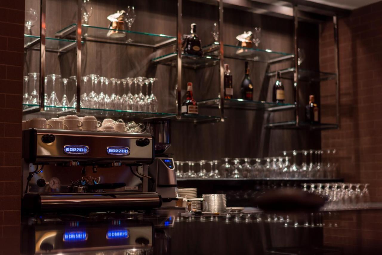 The Empress Premier Chiang Mai - Sha Extra Plus Exterior foto A coffee machine in a coffee shop
