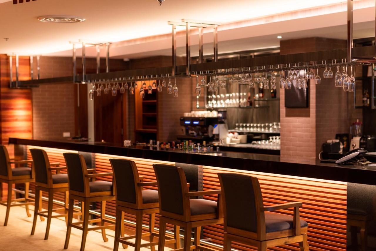 The Empress Premier Chiang Mai - Sha Extra Plus Exterior foto A bar at a hotel