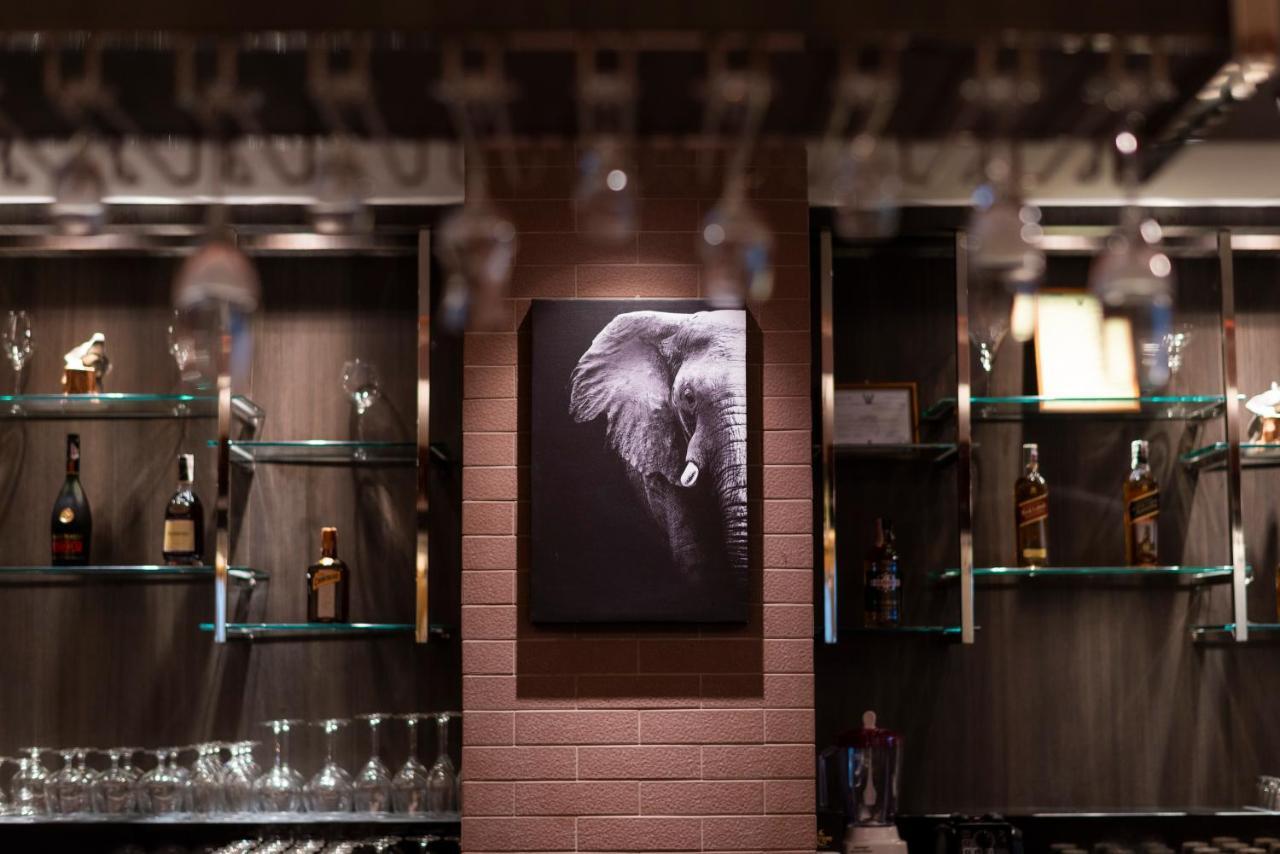 The Empress Premier Chiang Mai - Sha Extra Plus Exterior foto The bar at the Elephant House